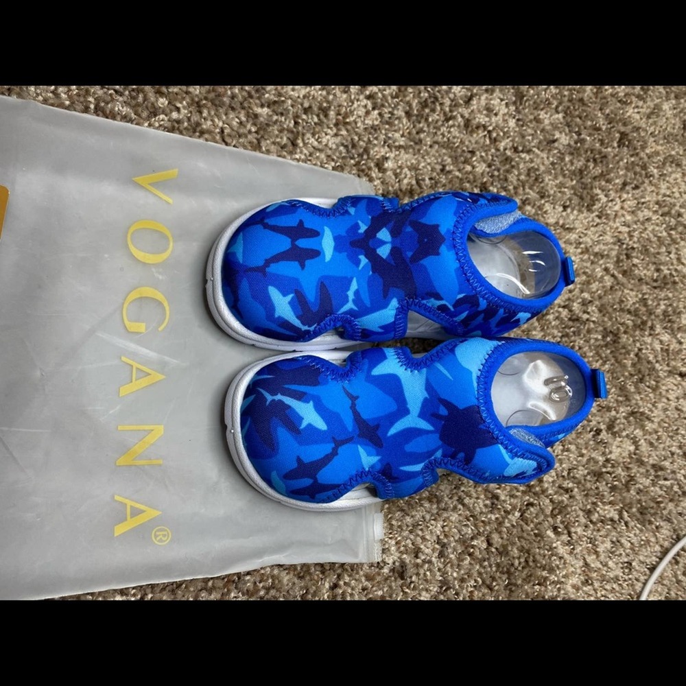 Vogana boys shark shoes size 7